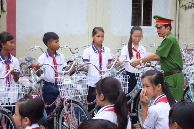 [-]Xúc[-]động[-]nồi[-]cháo[-]của[-]vị[-]đại[-]tá[-]công[-]an[-]​Trần[-]Quyết[-]Liệt